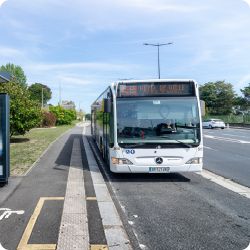 Photo d'un bus LiA à l'approche d'un arrêt